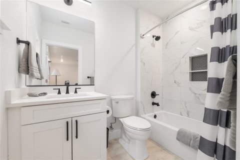 Condo in Gainesville, Florida, 3 bedrooms № 2108517 - photo 16