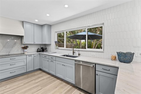 House in Sarasota, Florida 3 bedrooms, 143.26 sq.m. № 2210175 - photo 13