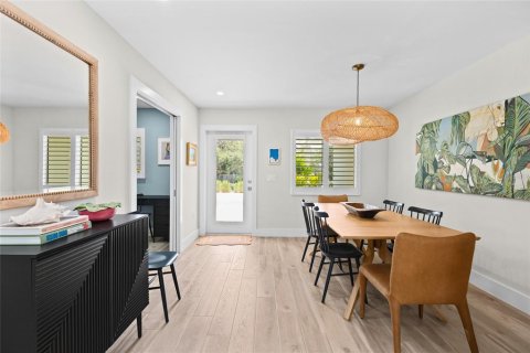 House in Sarasota, Florida 3 bedrooms, 143.26 sq.m. № 2210175 - photo 4