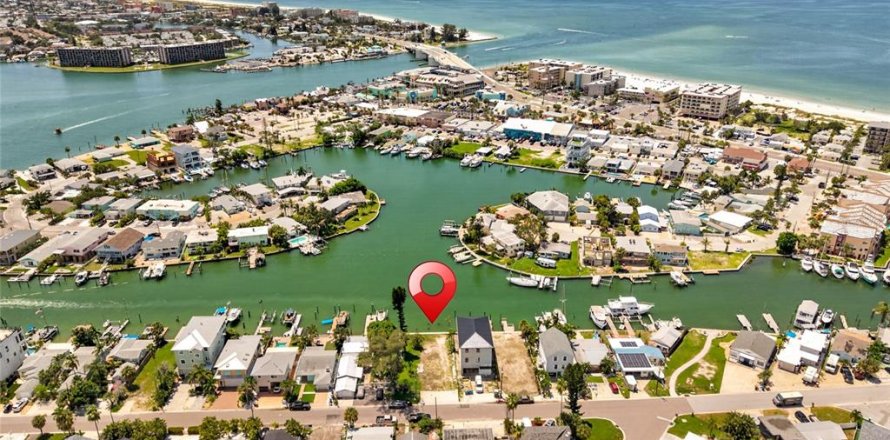 Terreno en Madeira Beach, Florida № 2314138