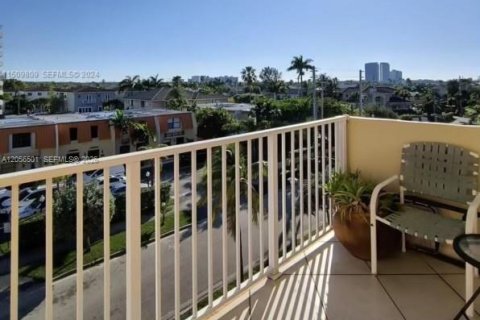 Copropriété à louer à North Miami Beach, Floride: 2 chambres, 72.93 m2 № 2155956 - photo 12