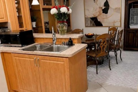 Copropriété à louer à North Miami Beach, Floride: 2 chambres, 72.93 m2 № 2155956 - photo 2