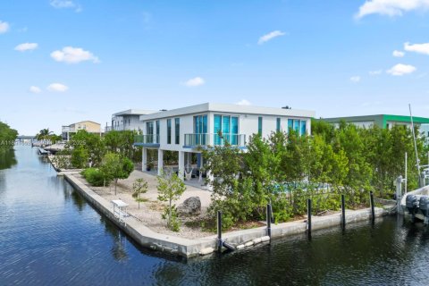 House in Key Largo, Florida 5 bedrooms, 228.82 sq.m. № 2013509