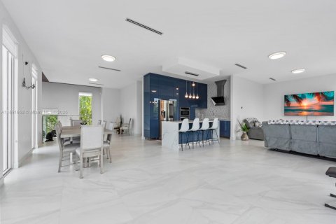 House in Key Largo, Florida 5 bedrooms, 228.82 sq.m. № 2013509 - photo 11