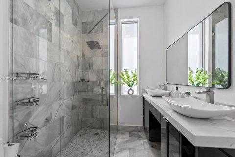 House in Key Largo, Florida 5 bedrooms, 228.82 sq.m. № 2013509 - photo 22