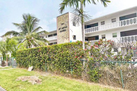 Condominio en Hallandale Beach, Florida, 2 dormitorios  № 2022162