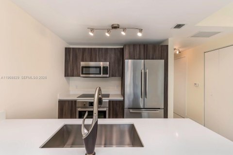 Condo in Miami, Florida, 1 bedroom  № 2052870 - photo 15
