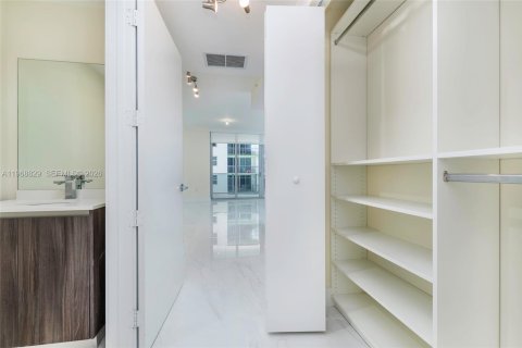 Condo in Miami, Florida, 1 bedroom  № 2052870 - photo 18