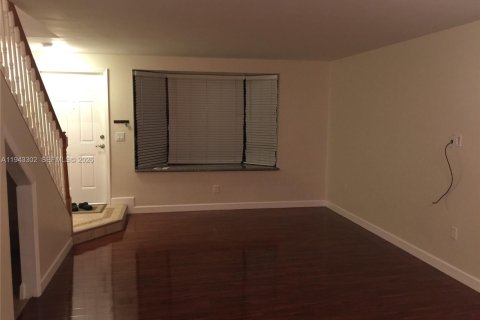 Townhouse in Miami, Florida 2 bedrooms, 107.02 sq.m. № 2000299 - photo 4