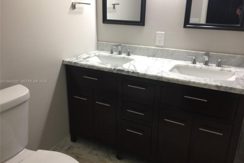 Townhouse in Miami, Florida 2 bedrooms, 107.02 sq.m. № 2000299 - photo 6