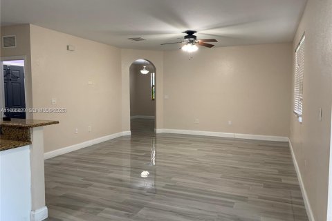 Casa en alquiler en Miami, Florida, 5 dormitorios, 233.56 m2 № 2027434 - foto 11