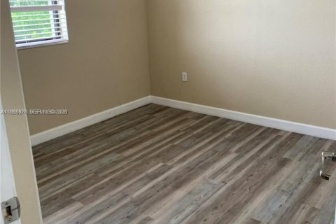 Casa en alquiler en Miami, Florida, 5 dormitorios, 233.56 m2 № 2027434 - foto 18