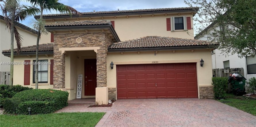 Casa en Miami, Florida 5 dormitorios, 233.56 m2 № 2027434