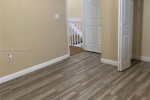 Casa en alquiler en Miami, Florida, 5 dormitorios, 233.56 m2 № 2027434 - foto 21