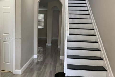 Casa en alquiler en Miami, Florida, 5 dormitorios, 233.56 m2 № 2027434 - foto 4