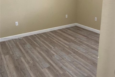 Casa en alquiler en Miami, Florida, 5 dormitorios, 233.56 m2 № 2027434 - foto 16