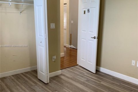 Casa en alquiler en Miami, Florida, 5 dormitorios, 233.56 m2 № 2027434 - foto 17