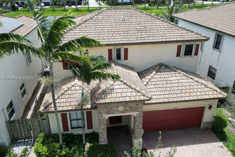 Casa en alquiler en Miami, Florida, 5 dormitorios, 233.56 m2 № 2027434 - foto 3