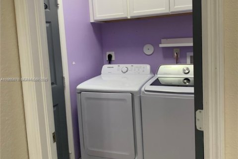 Casa en alquiler en Miami, Florida, 5 dormitorios, 233.56 m2 № 2027434 - foto 13