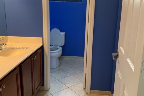 Casa en alquiler en Miami, Florida, 5 dormitorios, 233.56 m2 № 2027434 - foto 19