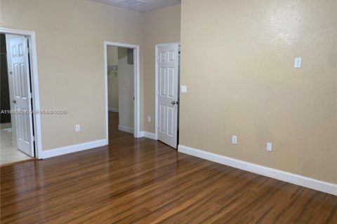 Casa en alquiler en Miami, Florida, 5 dormitorios, 233.56 m2 № 2027434 - foto 14
