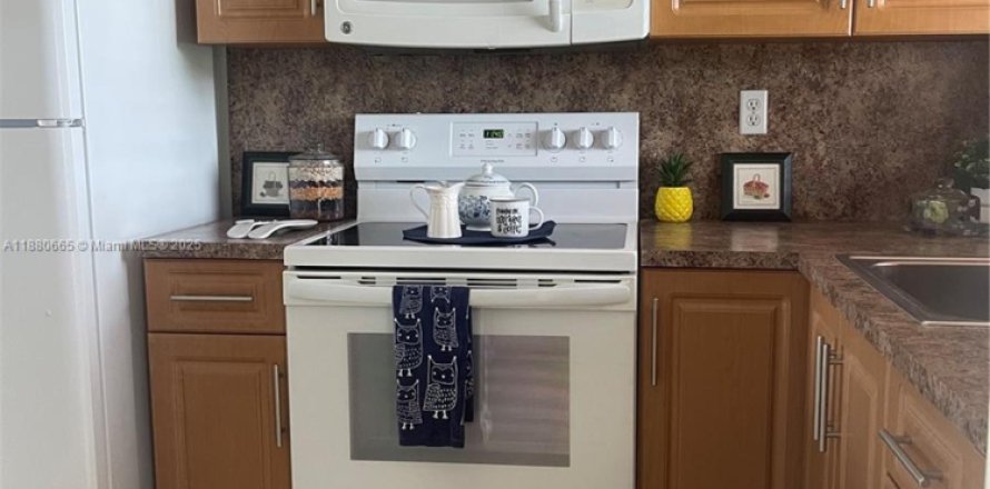 Кондоминиум с 2 спальнями в Санрайз, Флорида № 1929294