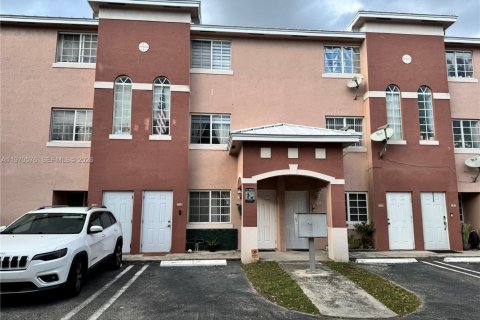 Кондоминиум с 3 спальнями в Майами, Флорида № 2032498