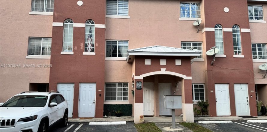 Кондоминиум с 3 спальнями в Майами, Флорида № 2032498