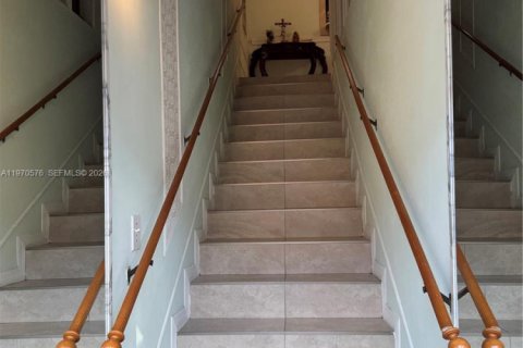 Снять в аренду кондоминиум в Майами, Флорида 3 спальни, 105.63м2, № 2032498 - фото 2