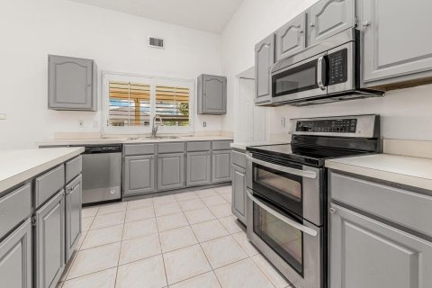House in Port St. Lucie, Florida 3 bedrooms, 179.67 sq.m. № 2182750 - photo 8