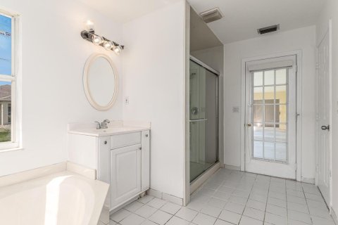 House in Port St. Lucie, Florida 3 bedrooms, 179.67 sq.m. № 2182750 - photo 16