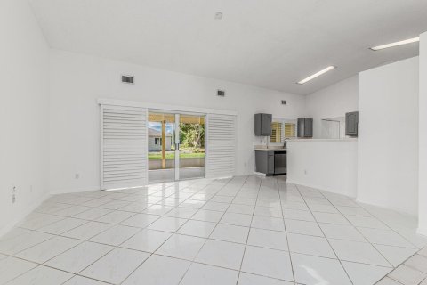 House in Port St. Lucie, Florida 3 bedrooms, 179.67 sq.m. № 2182750 - photo 4