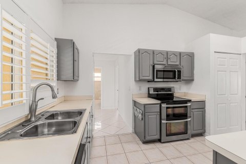 House in Port St. Lucie, Florida 3 bedrooms, 179.67 sq.m. № 2182750 - photo 6
