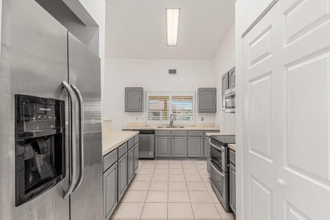 House in Port St. Lucie, Florida 3 bedrooms, 179.67 sq.m. № 2182750 - photo 7