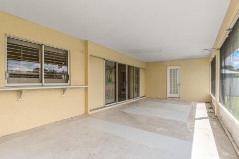 House in Port St. Lucie, Florida 3 bedrooms, 179.67 sq.m. № 2182750 - photo 22
