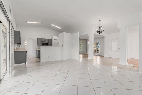 House in Port St. Lucie, Florida 3 bedrooms, 179.67 sq.m. № 2182750 - photo 5