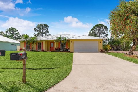 House in Port St. Lucie, Florida 3 bedrooms, 179.67 sq.m. № 2182750 - photo 2