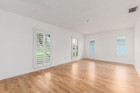 House in Port St. Lucie, Florida 3 bedrooms, 179.67 sq.m. № 2182750 - photo 10
