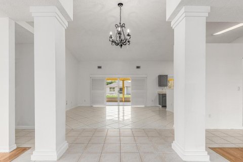 House in Port St. Lucie, Florida 3 bedrooms, 179.67 sq.m. № 2182750 - photo 3