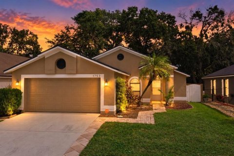 House in Brandon, Florida 3 bedrooms, 131.18 sq.m. № 2427168