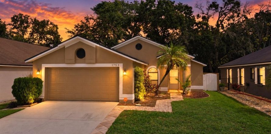 House in Brandon, Florida 3 bedrooms, 131.18 sq.m. № 2427168
