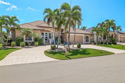 Villa ou maison à vendre à Punta Gorda, Floride: 3 chambres, 230.21 m2 № 2310335 - photo 2