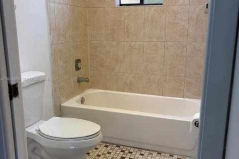 Condo in Miami, Florida, 1 bedroom  № 1997385 - photo 10