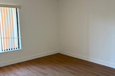 Condo in Miami, Florida, 1 bedroom  № 1997385 - photo 3