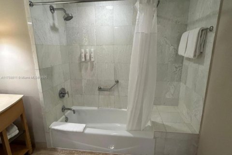 Condominio en venta en Sunny Isles Beach, Florida, 1 dormitorio, 63.92 m2 № 1698416 - foto 28