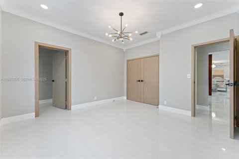 House in Weston, Florida 5 bedrooms, 378.58 sq.m. № 2003124 - photo 20