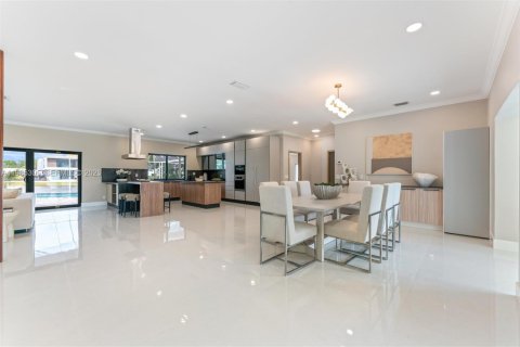 House in Weston, Florida 5 bedrooms, 378.58 sq.m. № 2003124 - photo 11