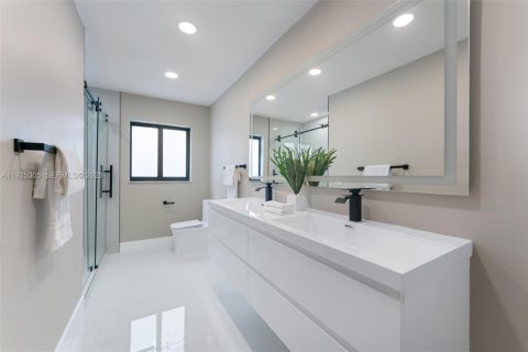 House in Weston, Florida 5 bedrooms, 378.58 sq.m. № 2003124 - photo 22