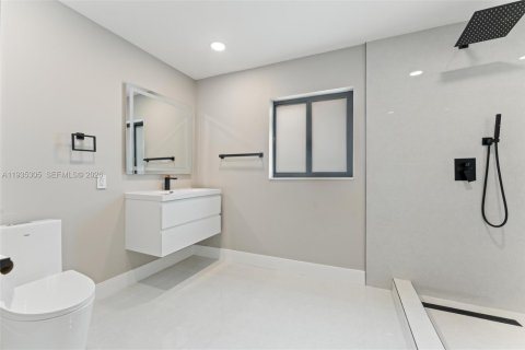 House in Weston, Florida 5 bedrooms, 378.58 sq.m. № 2003124 - photo 21