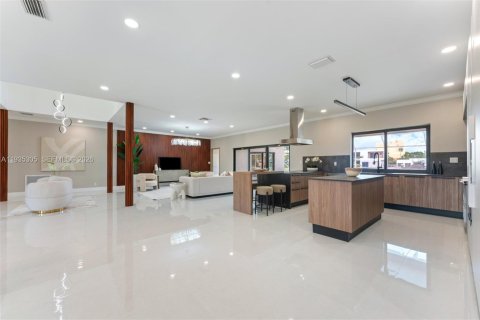 House in Weston, Florida 5 bedrooms, 378.58 sq.m. № 2003124 - photo 6